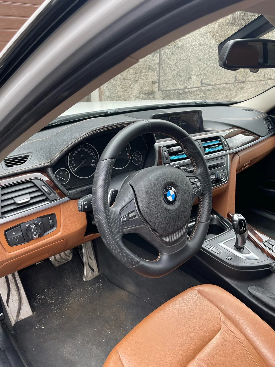 BMW 3 серии — перетяжка торпедо — фото работы АвтоАтелье24 в Красноярске