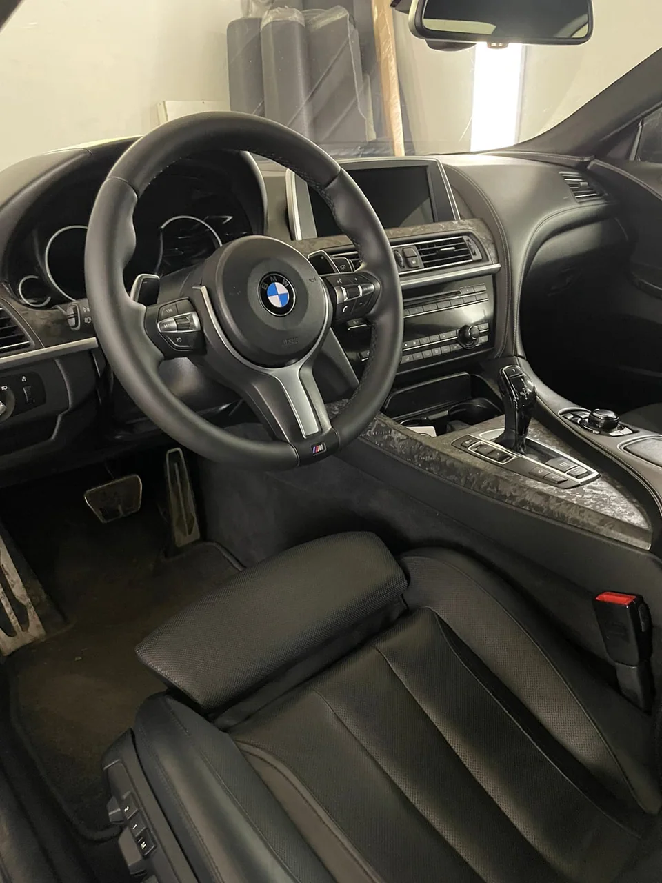 BMW 6 серии — руль и ремонт сиденья — фото работы АвтоАтелье24 в Красноярске