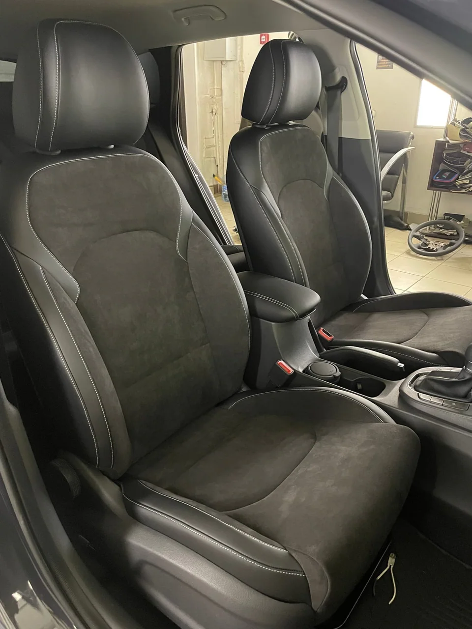 Hyundai i30 — сиденья и руль — фото работы АвтоАтелье24 в Красноярске