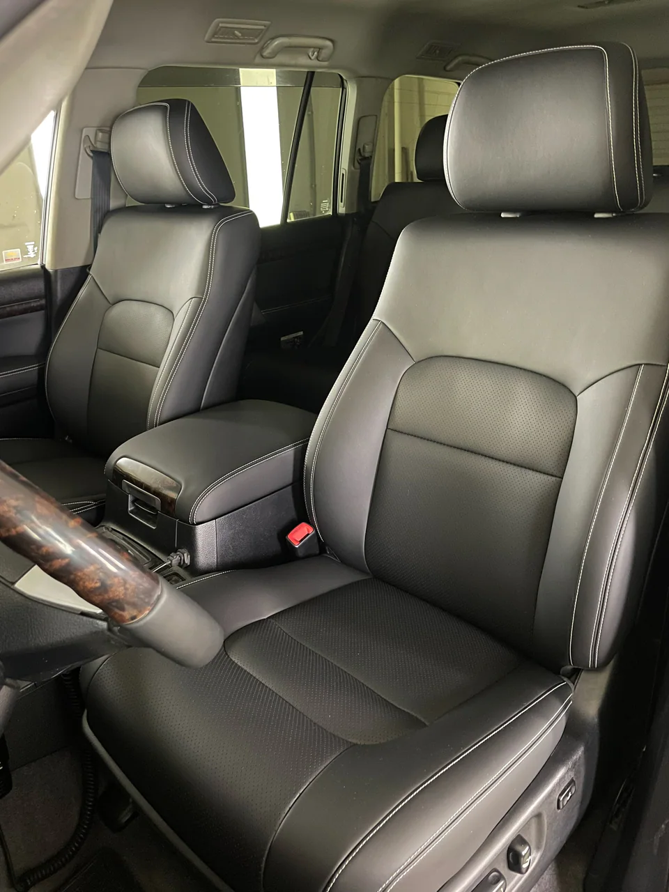 Land Cruiser 200 — обновление салона — фото работы АвтоАтелье24 в Красноярске