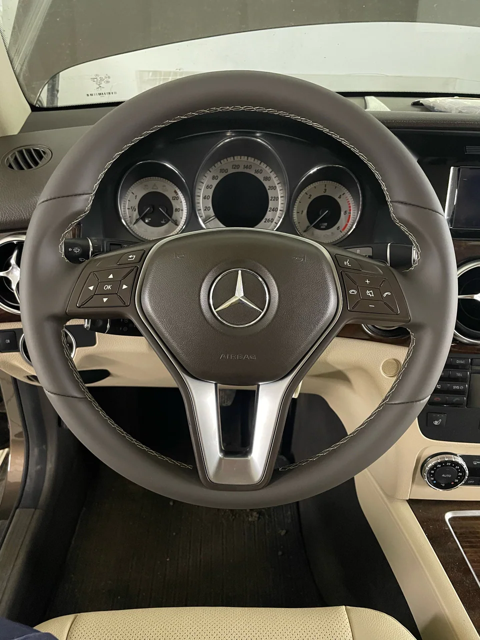 Mercedes-Benz GLK — обновление сидений и руля — фото работы АвтоАтелье24 в Красноярске