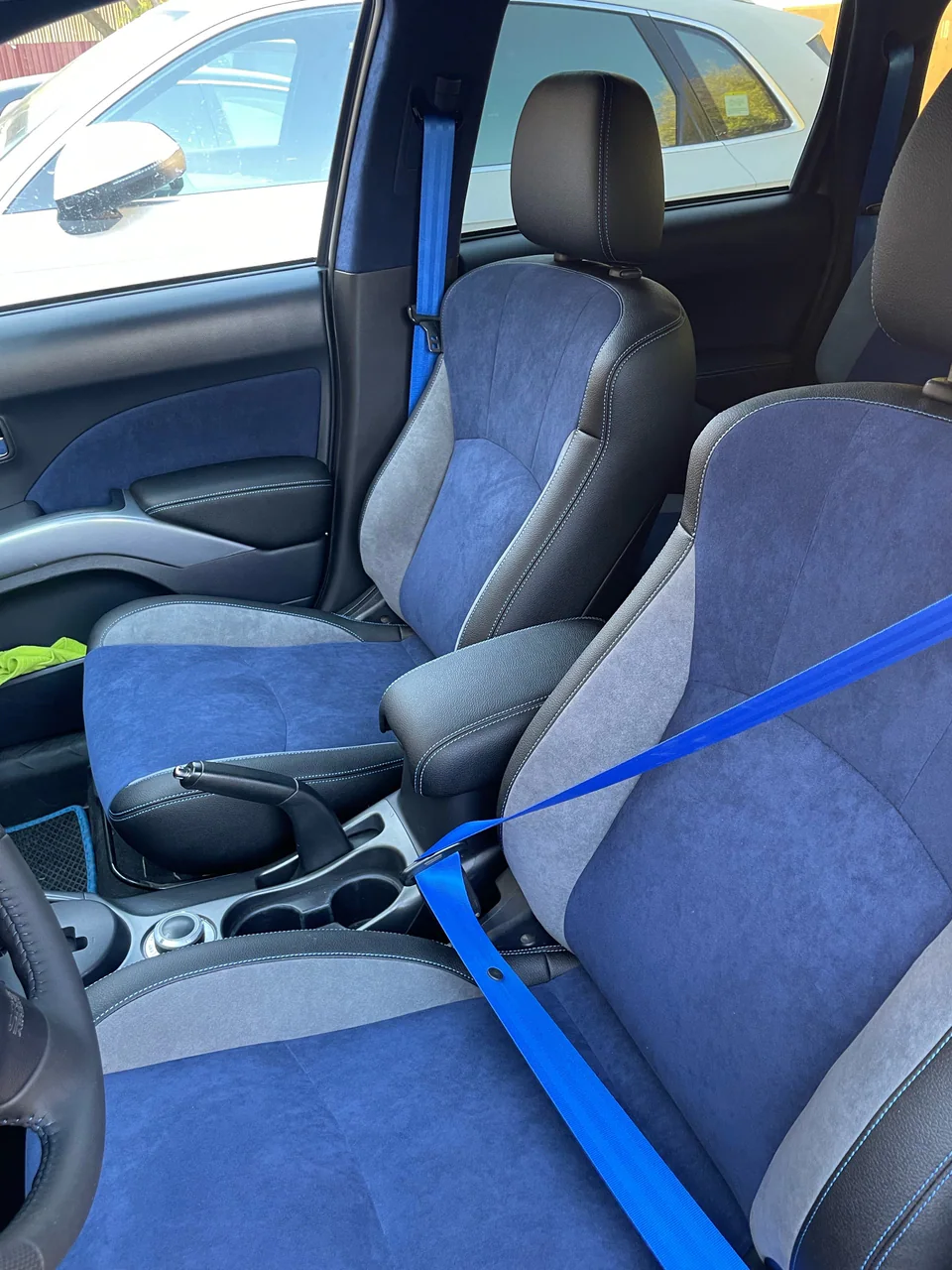 Mitsubishi Outlander XL — яркий индивидуальный салон — фото работы АвтоАтелье24 в Красноярске