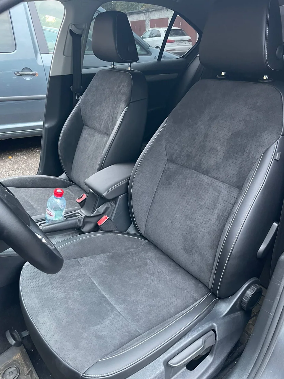 Skoda Octavia — кожа, алькантара и контрастная строчка — фото работы АвтоАтелье24 в Красноярске
