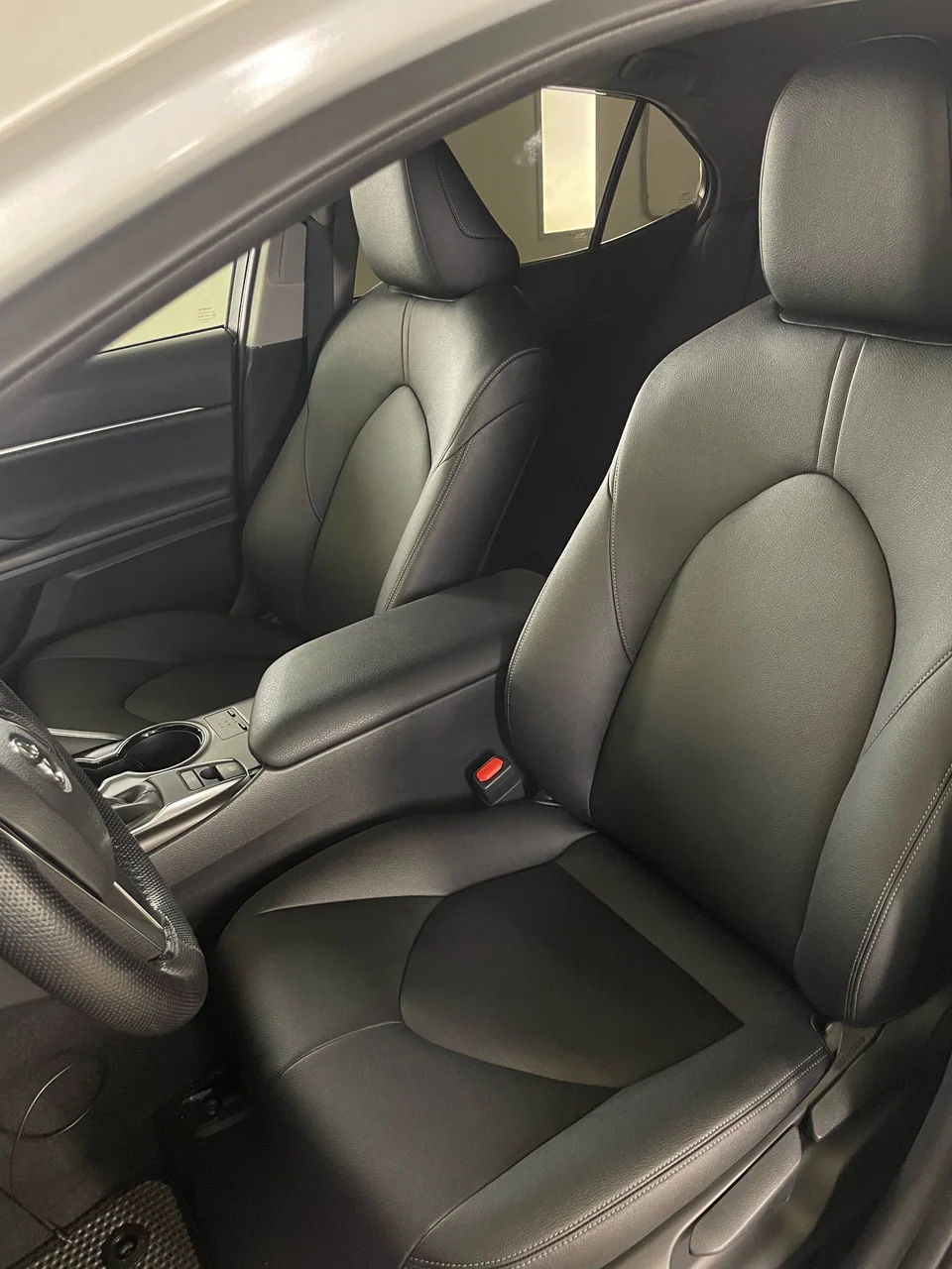 Toyota Camry 70 — замена ткани на экокожу — фото работы АвтоАтелье24 в Красноярске