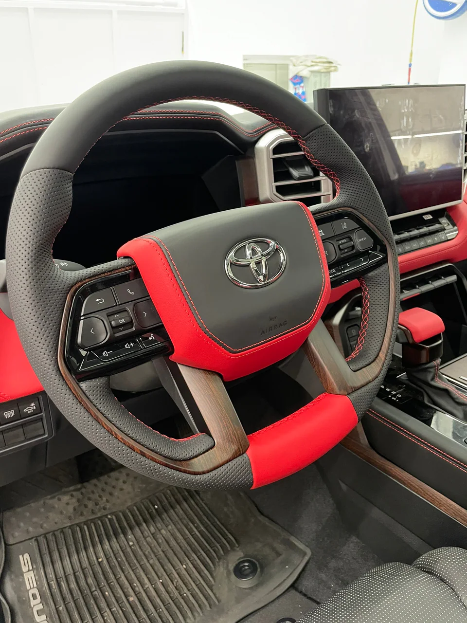 Красно-графитовый салон Toyota Sequoia после комплексной перетяжки в АвтоАтелье24