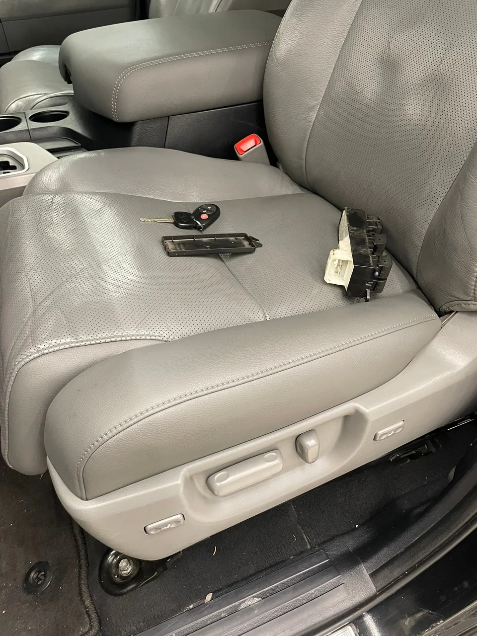Toyota Tundra — восстановление интерьера — фото работы АвтоАтелье24 в Красноярске